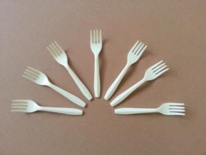 什么是塑料餐具？
